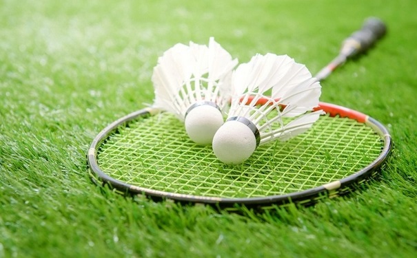 羽毛球發(fā)起進攻前需先做到這幾點？