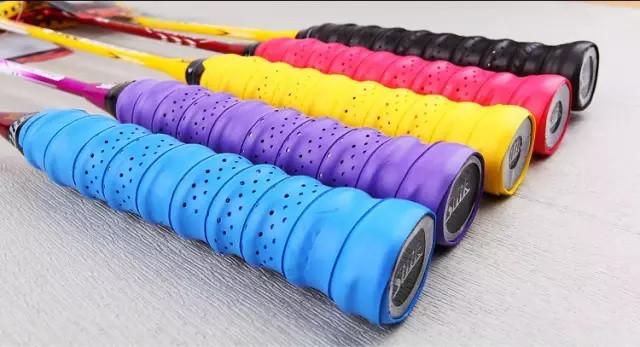 手膠吸汗帶纏繞時需要撕掉那層塑料紙嗎？